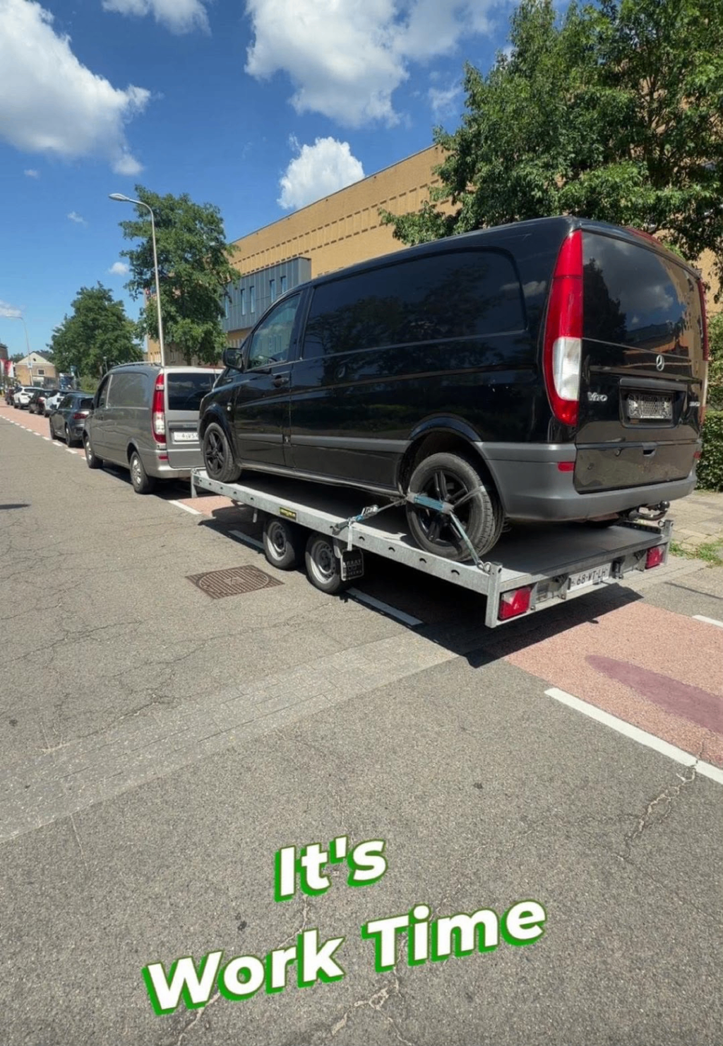 Mercedes Vito op transporter — Autotrax logistiek